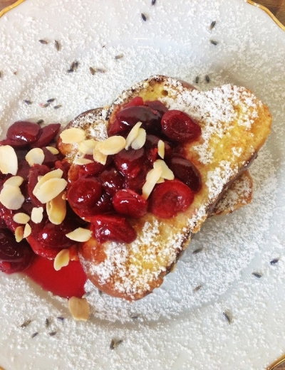 Francúzsky toast s čerešňovou omáčkou s levanduľou a mandľovými lupienkami
