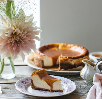 Cheesecake so slaným karemelom pečený v parnej rúre