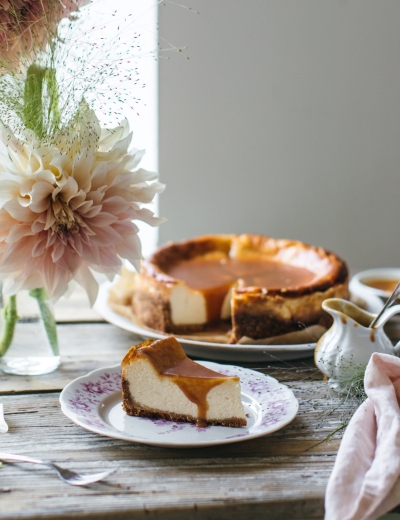 Cheesecake so slaným karemelom pečený v parnej rúre