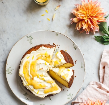Pomarančový koláč s olivovým olejom, krémom z mascarpone a lemon curd